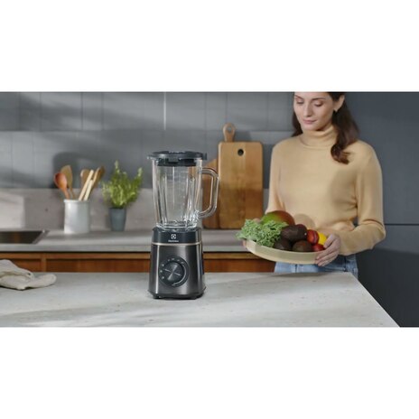 1400 watt UltimateTaste 500 blender with variable speeds