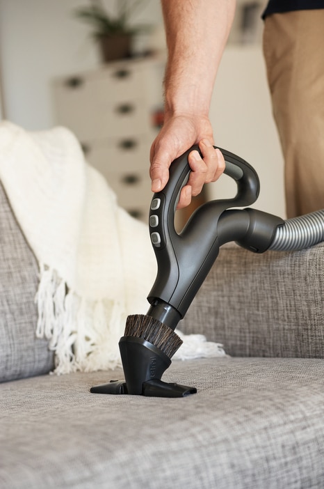 How to clean sofa with vacuum cleaner 2
